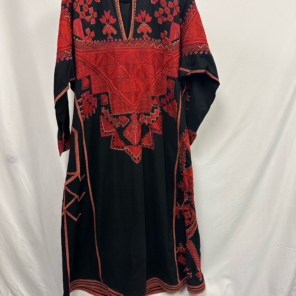 Casual Black and Red V-Neck Bishop Sleeve Dress